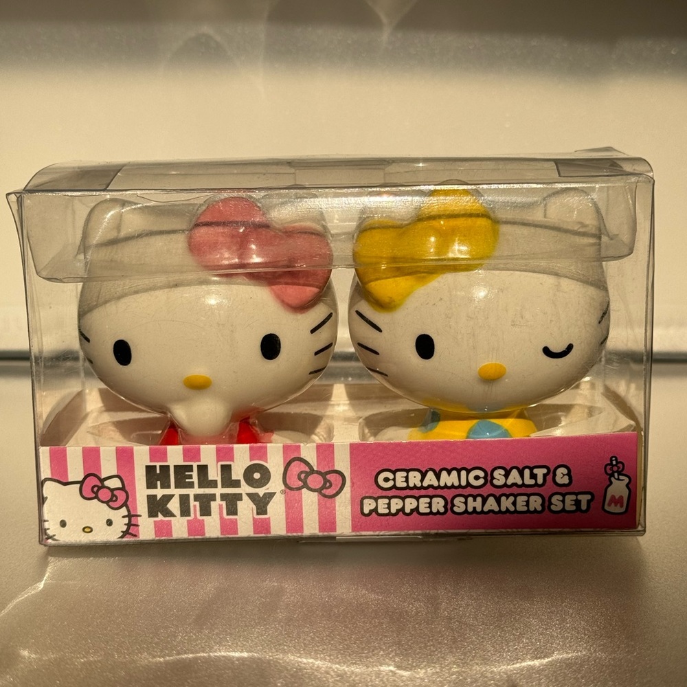 Hello Kitty Sanrio Ceramic Salt and Pepper Shakers NWT